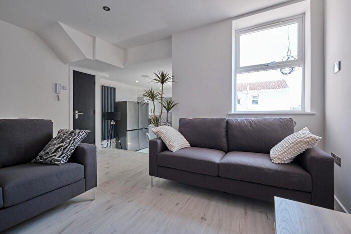 6 Bedroom Semi-Detached House To Rent In Kemble Street, Swansea, Wales, SA2