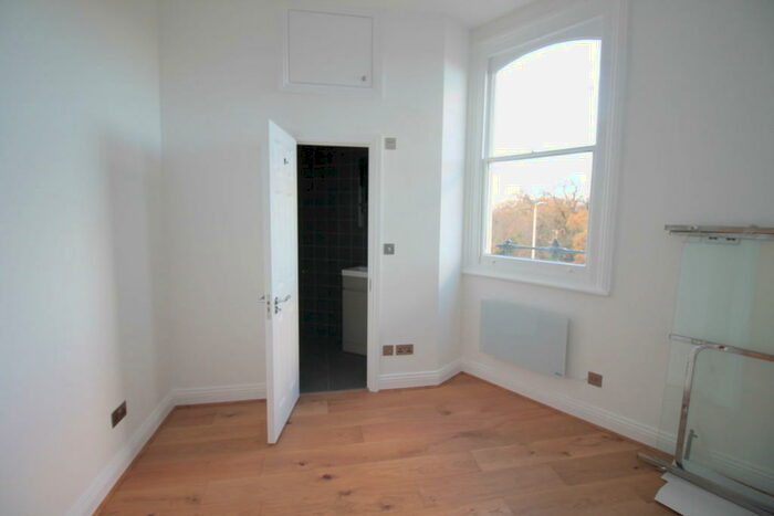 Studio To Rent In Woodford New Road, London, E18