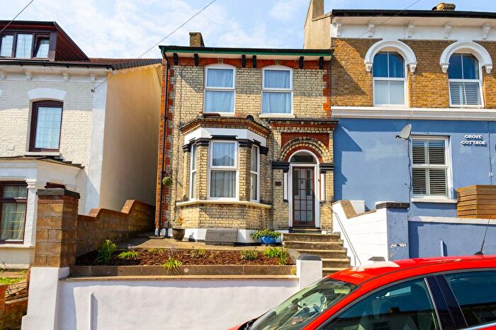 3 Bedroom Semi-Detached House For Sale In De Burgh Hill, Dover, CT17