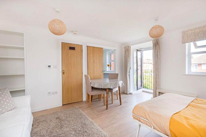 Studio To Rent In Midhope Road, Woking, GU22