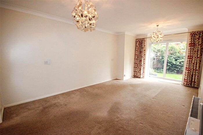 2 Bedroom Apartment For Sale In Warwick Avenue, Bedford, Bedfordshire, MK40