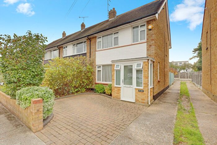 3 Bedroom Semi Detached House For Sale In Alma Close, Hadleigh, SS7