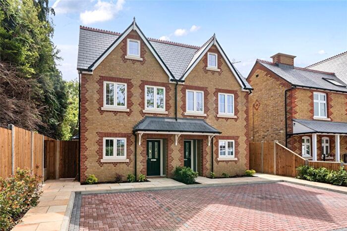 4 Bedroom Semi-Detached House For Sale In High Street, St. Mary Cray, Orpington, BR5