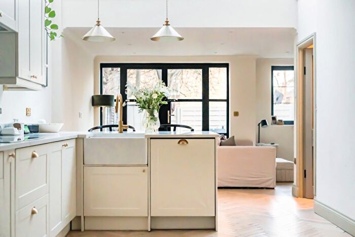 3 Bedroom Flat For Sale In Sandycombe Road, Richmond, TW9