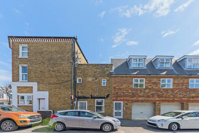 2 Bedroom Flat To Rent In Kingston Road, London, SW20