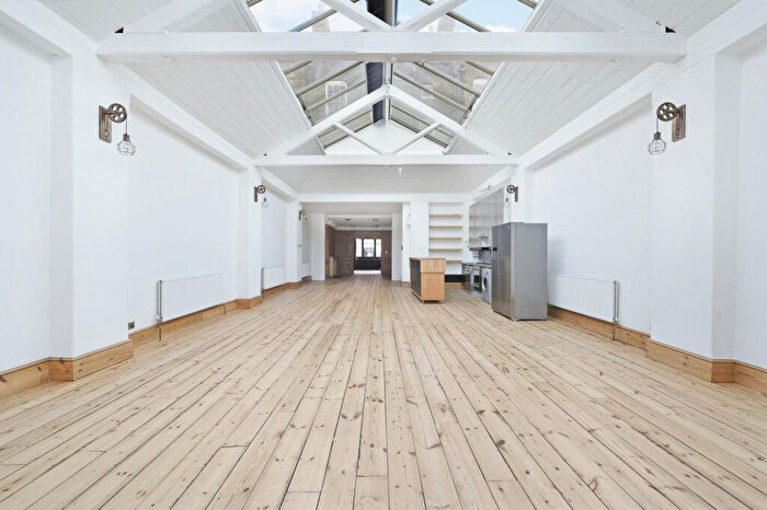2 Bedroom Flat To Rent In Cross Street, Canonbury, N1
