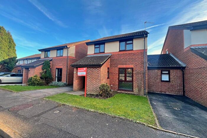 3 Bedroom Link Detached House To Rent In Badger Farm, SO22