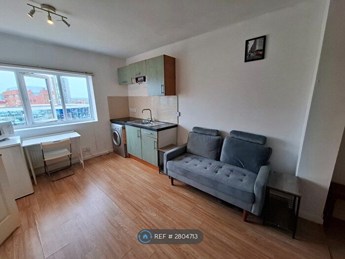 Studio To Rent In The Ridgeway, London, NW9