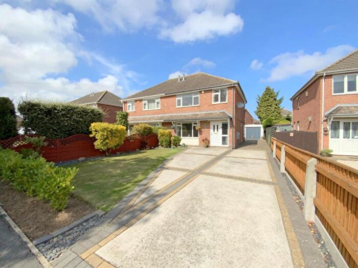 3 Bedroom Semi-Detached House For Sale In Sunningdale, Waltham, DN37