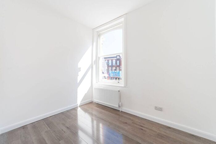 3 Bedroom Flat To Rent In High Street, Harlesden, London, NW10