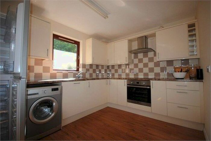3 Bedroom Flat To Rent In Victoria Road, Netley Abbey, Southampton, SO31