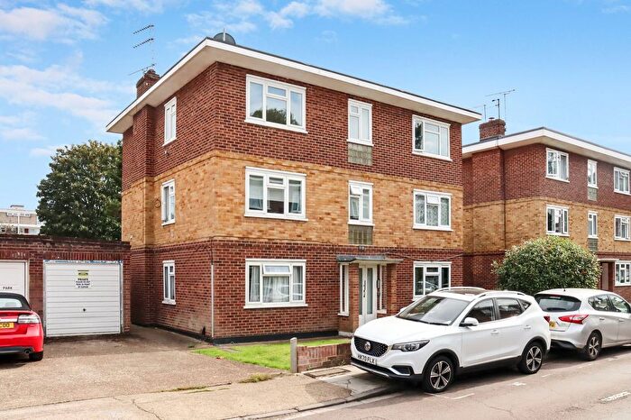 1 Bedroom Flat For Sale In Chelsea Close, Hampton Hill, TW12