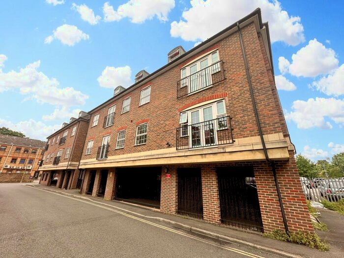 2 Bedroom Flat To Rent In Sebastapol Road, Aldershot, GU11