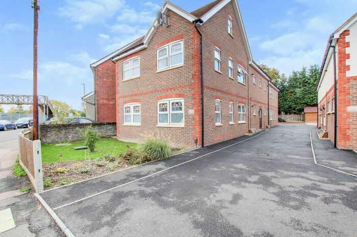 1 Bedroom Flat To Rent In Yattenden Road, Horley, RH6