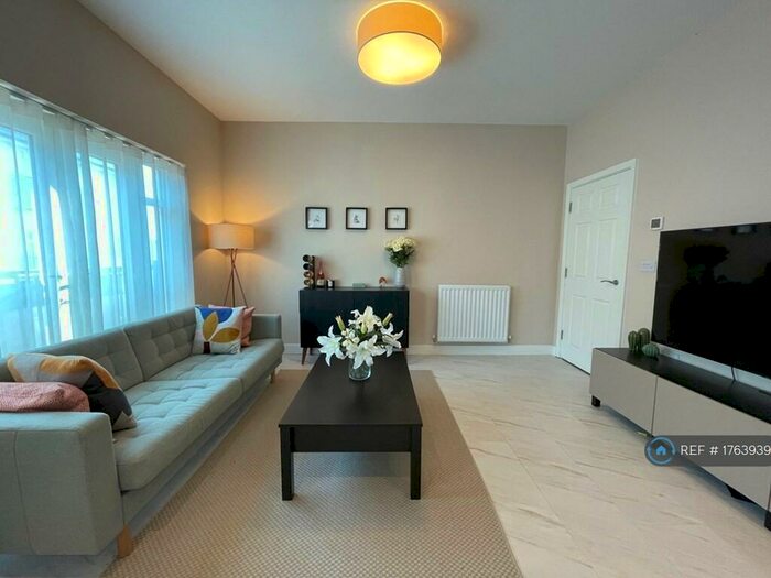 2 Bedroom Flat To Rent In Bricklayer Lane, Faygate, Horsham, RH12