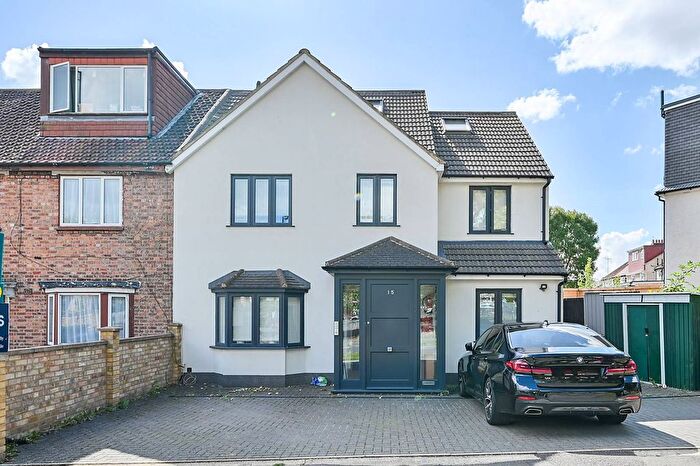 2 Bedroom Flat For Sale In The Fairway, East Acton, Acton, W3