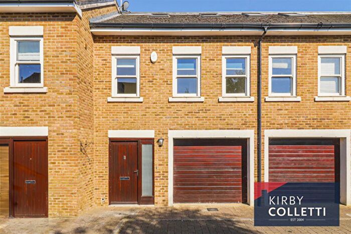 4 Bedroom Town House To Rent In Kingfisher Close, Broxbourne, EN10