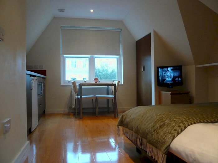 Studio To Rent In Holland Park Avenue, London W11
