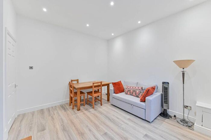 1 Bedroom Flat For Sale In Southampton Way, Peckham, London, SE5