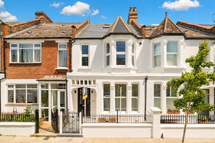 3 Bedroom Flat For Sale In Gosberton Road, London, SW12