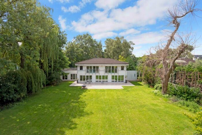 6 Bedroom Detached House To Rent In White Lilies Island Windsor, SL4