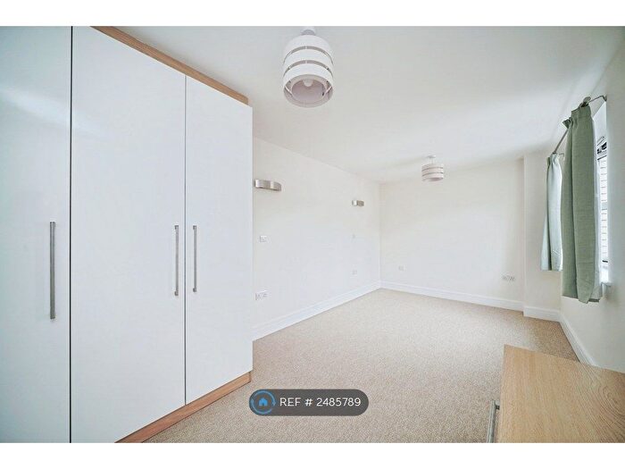 1 Bedroom Flat To Rent In Lyndale House, Kingston Upon Thames, KT1