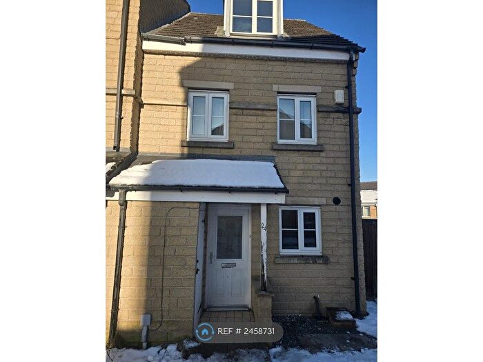 3 Bedroom Semi-Detached House To Rent In Brander Close, Idle, Bradford, BD10