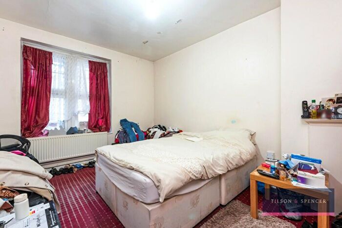 2 Bedroom Apartment For Sale In Wicklow House, Stamford Hill, N16