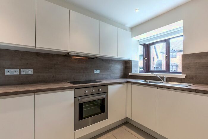 3 Bedroom Flat To Rent In Rudsworth Close, Colnbrook, Slough, SL3