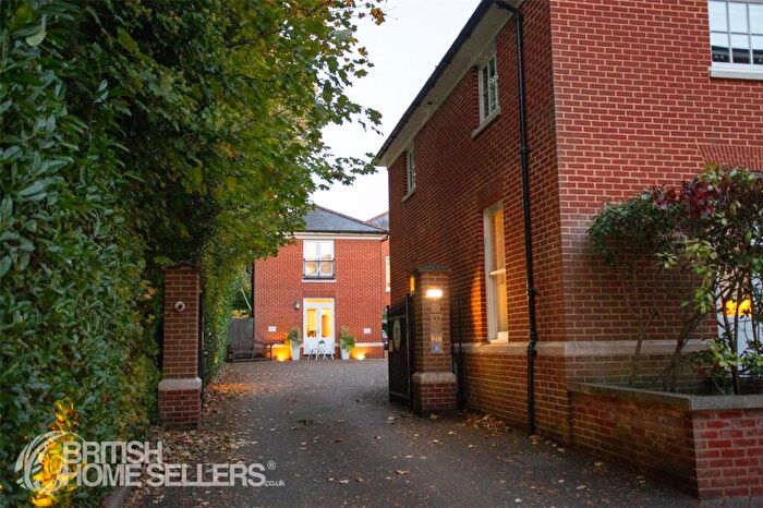 1 Bedroom Apartment For Sale In New Dover Road, Canterbury, Kent, CT1