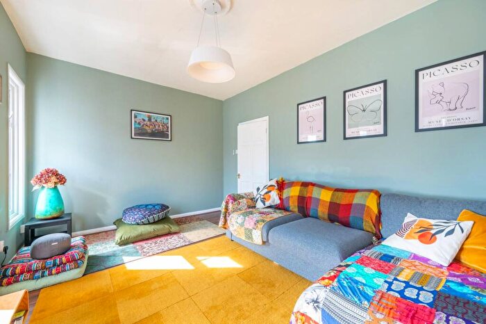 1 Bedroom Flat For Sale In Gowan Road, Willesden, London, NW10
