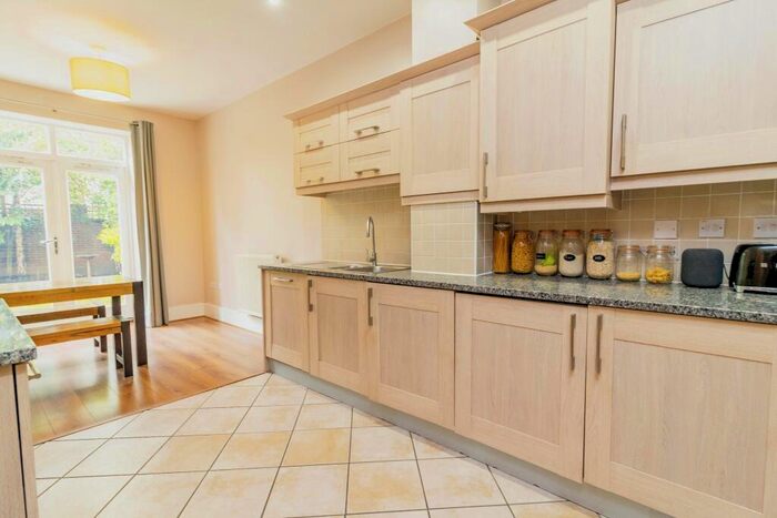 6 Bedroom Detached House For Sale In Kingswear Drive, Milton Keynes, MK10