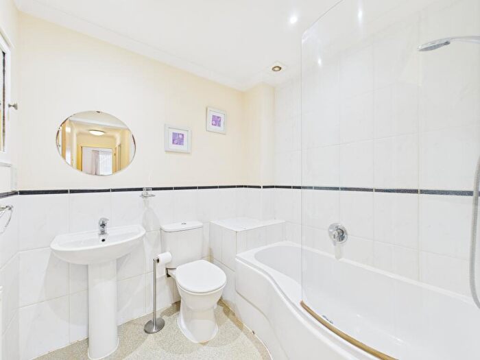 2 Bedroom Flat To Rent In Landseer Court, Tadley, RG26