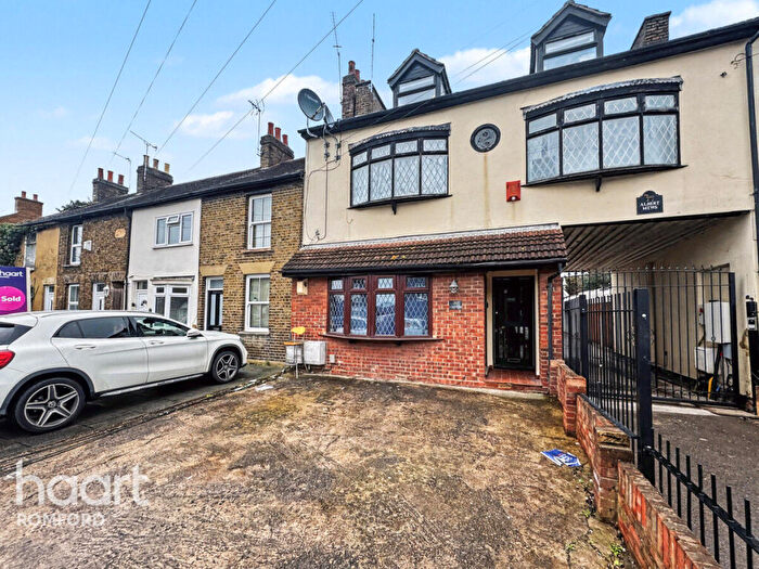 1 Bedroom Maisonette For Sale In Albert Road, Romford, RM1