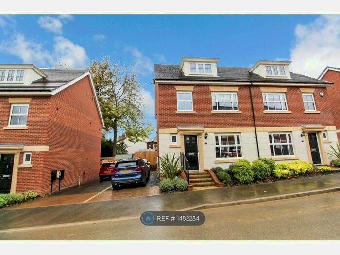 4 Bedroom Semi-Detached House To Rent In Hepworth Gardens, Wakefield, WF1