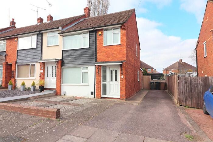 3 Bedroom End Of Terrace House For Sale In Midhurst Gardens, Luton, Bedfordshire, LU3
