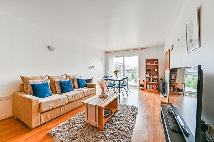 2 Bedroom Flat To Rent In Hopton Road, Woolwich, London, SE18