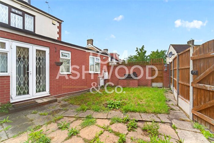 1 Bedroom End Of Terrace House For Sale In Salisbury Avenue, Barking, IG11