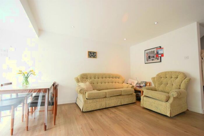 4 Bedroom Semi-Detached House To Rent In Sellywood Rd, Bournville. -min Walk To Bcu Bournville Campus, B30