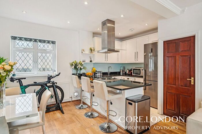 2 Bedroom Flat To Rent In Spooners Mews, Acton, W3