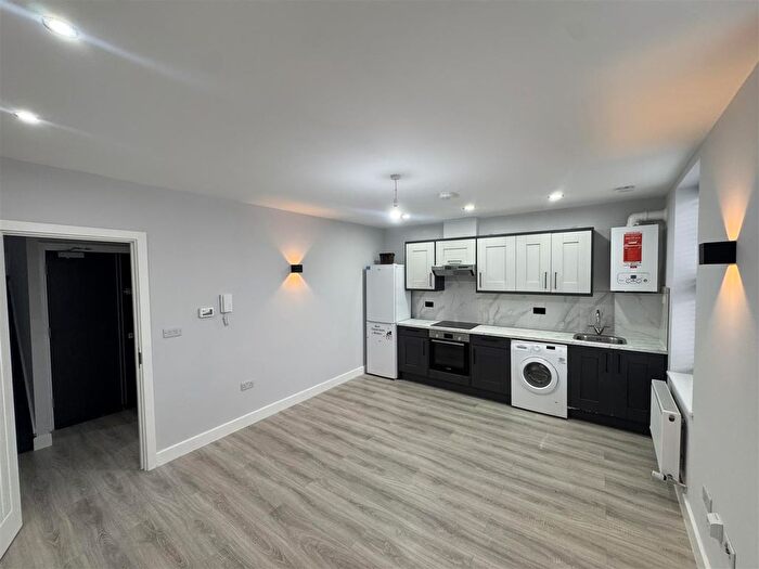 3 Bedroom Flat To Rent In Langthorne Road, Leytonstone, E11