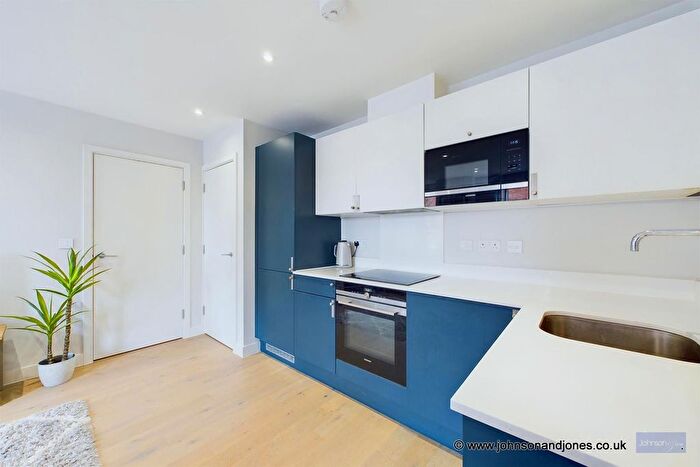 1 Bedroom Flat For Sale In Gogmore Lane, Chertsey, KT16
