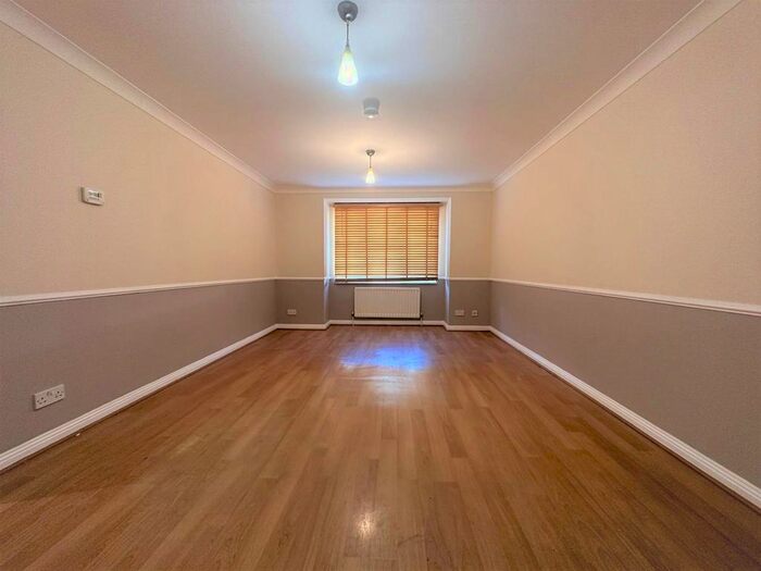 2 Bedroom Flat To Rent In Draymans Way, Isleworth, TW7