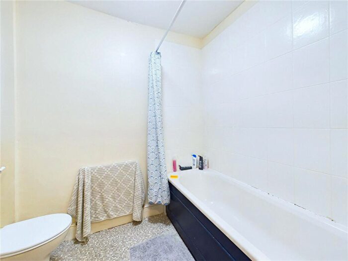 2 Bedroom Apartment For Sale In Sylvan Road, Exeter, Devon, EX4