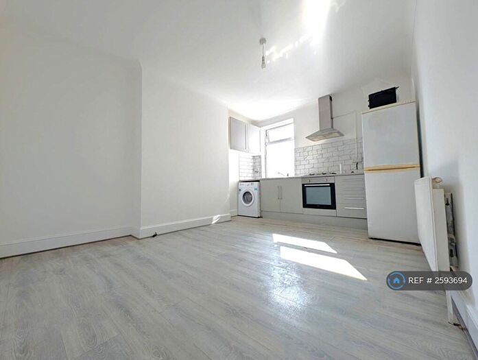 3 Bedroom Flat To Rent In High Road Leyton, London, E10
