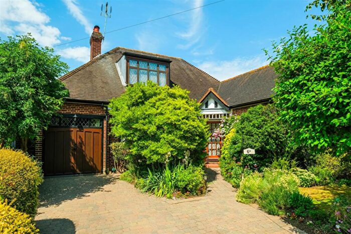 3 Bedroom Detached Bungalow For Sale In Victoria Road, North Chingford, E4