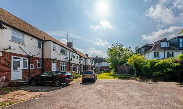 2 Bedroom Maisonette For Sale In Henley Court, Watford Way, NW4