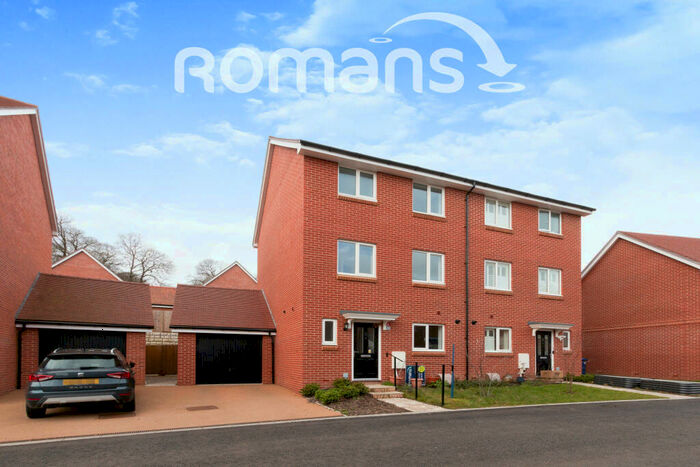 4 Bedroom Semi-Detached House To Rent In Saddle Row, GU17