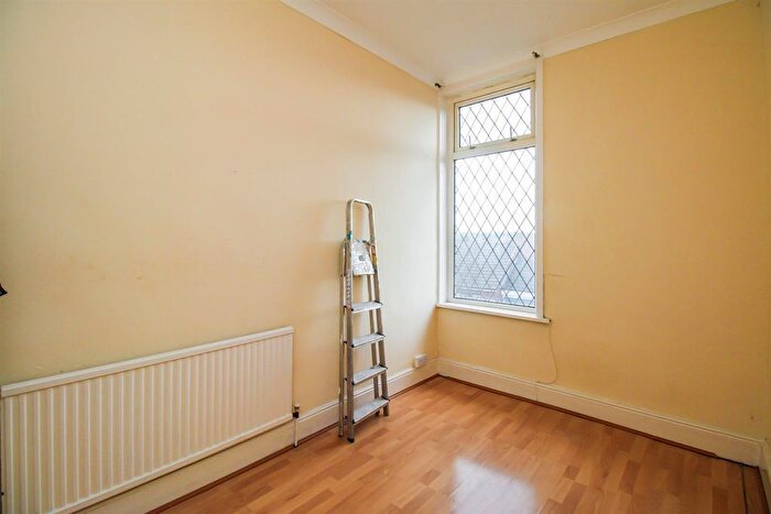3 Bedroom End Terrace House For Sale In Hawthorne Terrace, Wakefield, WF2