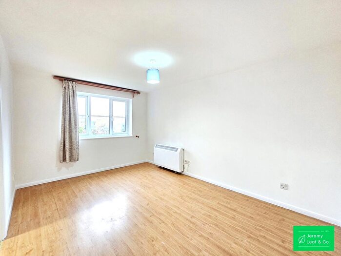 1 Bedroom Flat To Rent In Blackdown Close, N2
